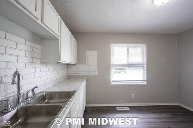 Building Photo - 4939 Katherine Dr