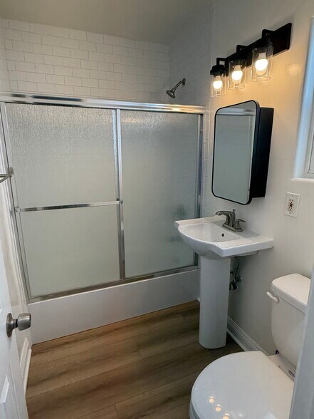 Building Photo - 3111 Bayview Dr