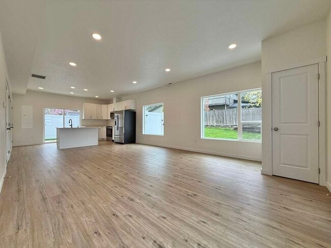 Building Photo - 3925 E 32nd Ave