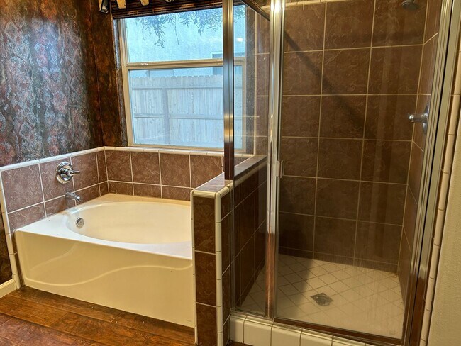 Building Photo - Beautiful Home in great North West Visalia neighborhood across from Soroptomist Park with Yard care