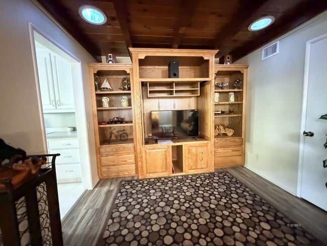 Building Photo - Perfect Long Term Home Close to Town