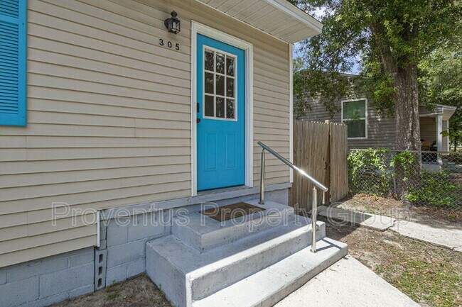 Building Photo - 305 Chaseville St