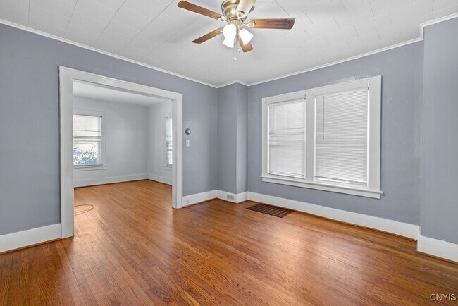 Building Photo - 401 Valley Dr