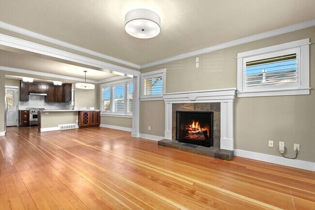 Building Photo - Gorgeous AIR CONDITIONED West Seattle Char...