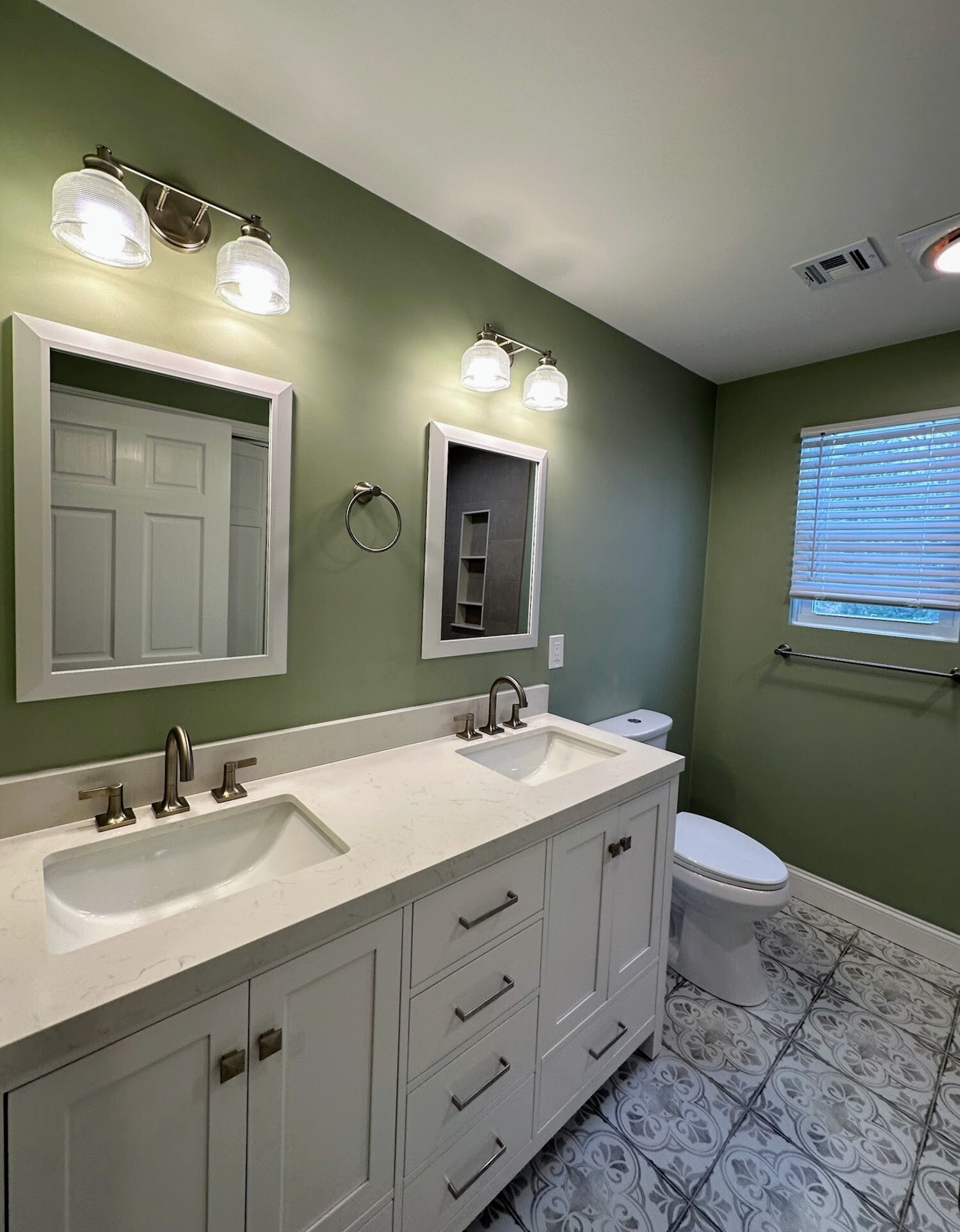 Double vanity - 489 Boston Neck Rd