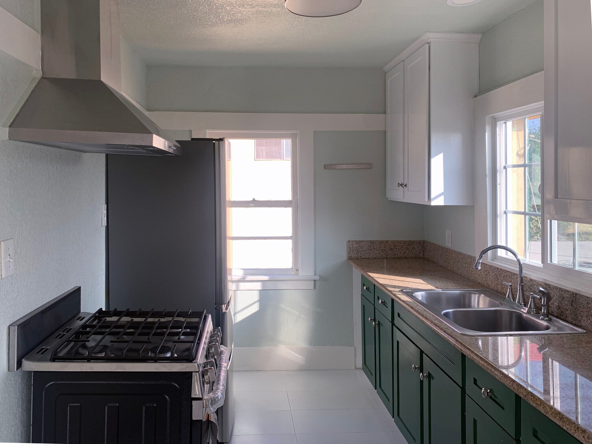 Building Photo - 1386 W 38th St