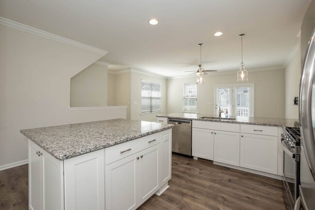 Building Photo - Four Bedroom Townhome!