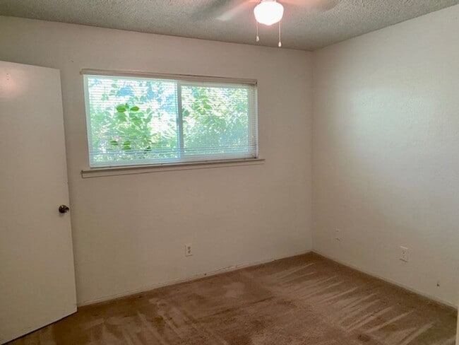 Building Photo - $2,100 Fowler & Ashlan, 3 Bedroom Home - C...