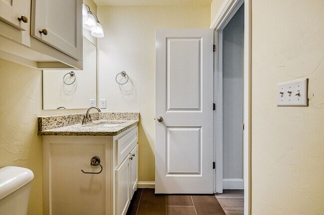 Building Photo - 3100 Pebble Pond Dr