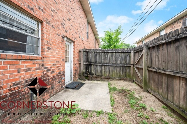 Building Photo - 2 Bed, 1.5 Bath located off of Brightside ...