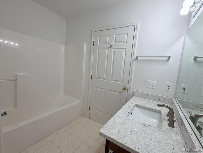 Building Photo - 2710 S Knightsbridge Cir