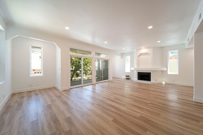 Building Photo - 9455 Hillhaven Ave