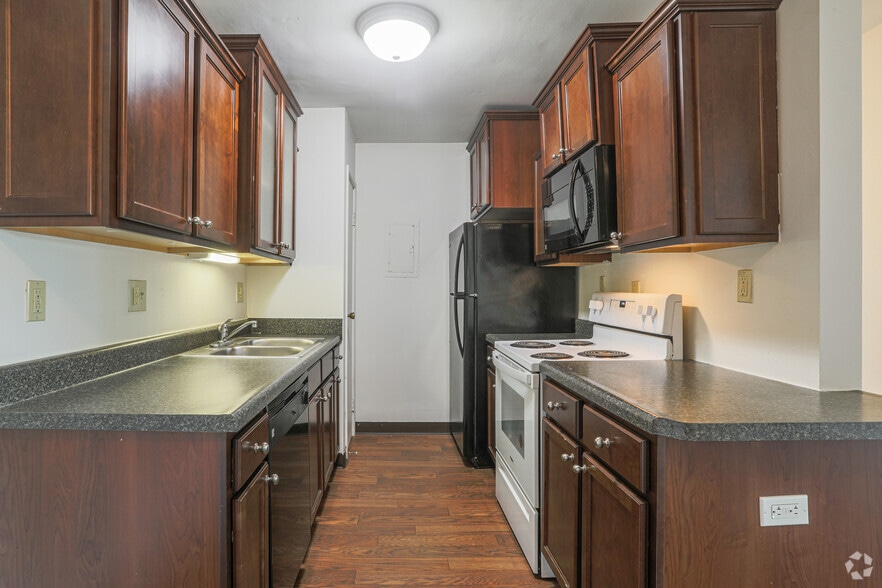 Primary Photo - Towne Square Apartments and Townhomes