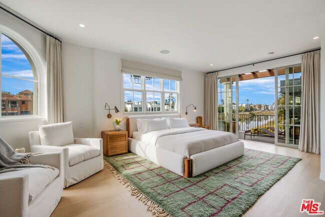 Building Photo - 5201 Vía Donte