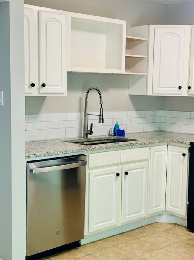 Building Photo - End unit town  house walking distance to b...