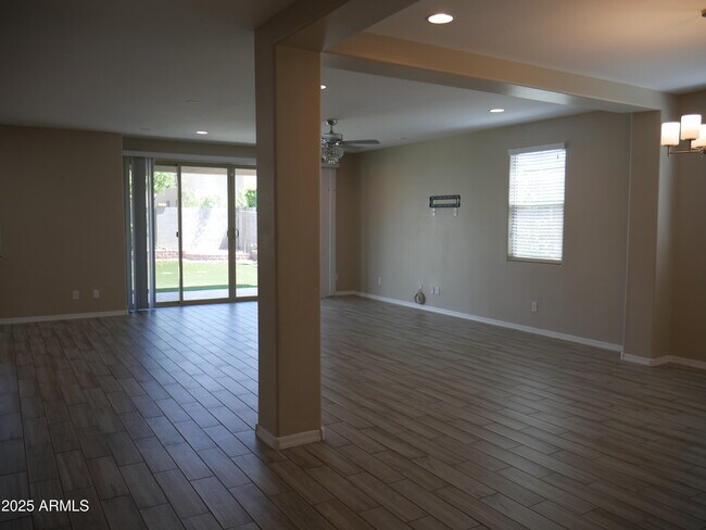 Building Photo - 1322 E Gemini Pl
