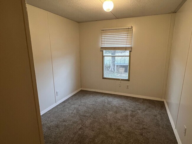 Building Photo - 3 Bed, 2 Bath, Detached Building on 10 Acres!