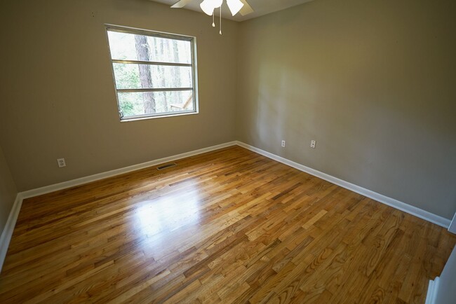 Building Photo - Sublease: Available 7/22/25 Beautiful 4/2 ...