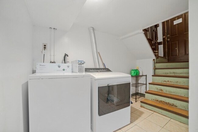 Building Photo - 127 Russell St