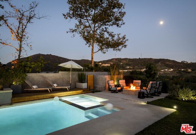 Building Photo - 2344 Banyan Dr