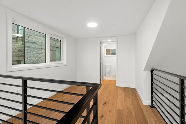 Building Photo - Eastlake Loft Condominium