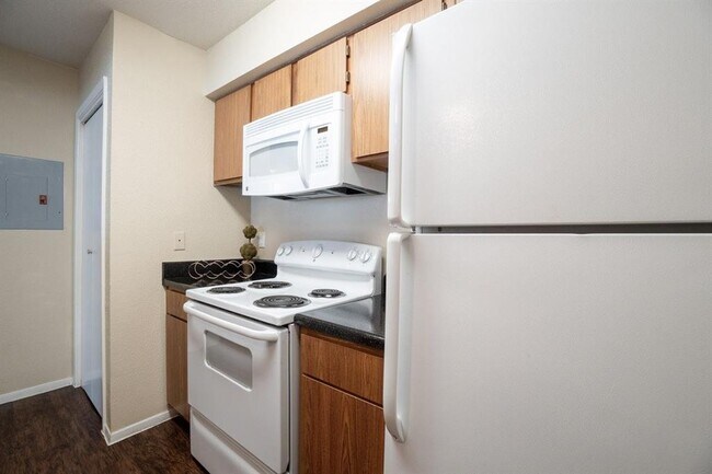 Building Photo - 1400 Clarewood Dr