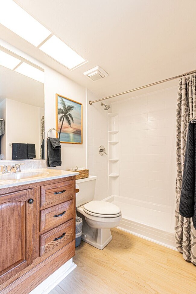 Building Photo - AVAILABLE NOW! Furnished Ground-Floor End Unit | Lake & Pool Views | Minutes to Marco Island & Do...