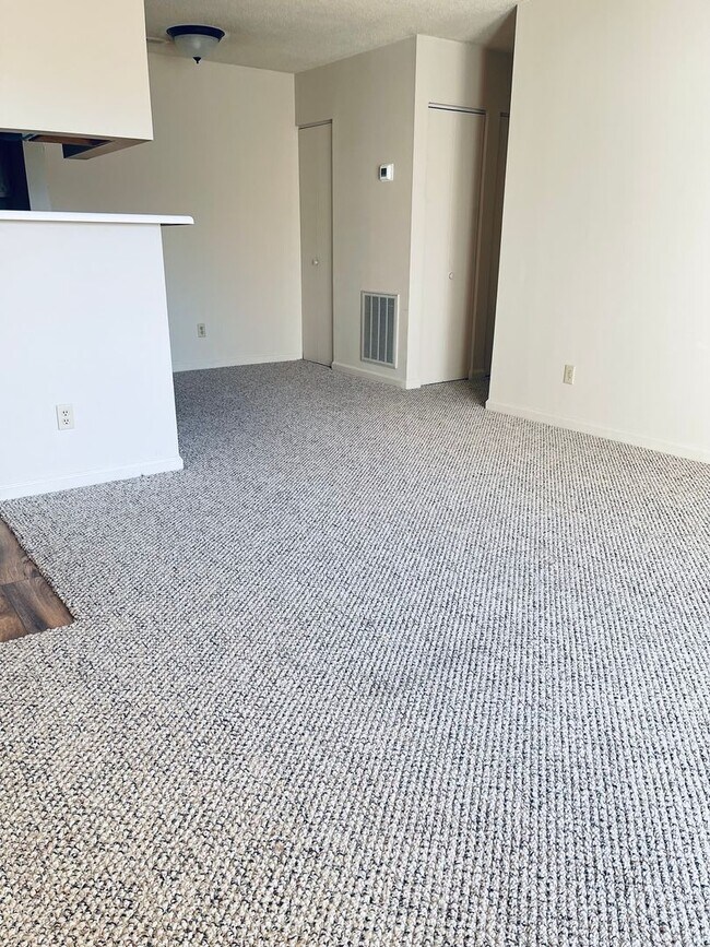 Building Photo - 105 Oriole Dr