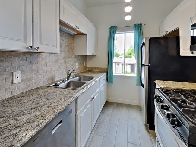 Building Photo - 828 S Langley Ave