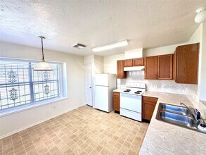 Building Photo - 8225 Gladstone St