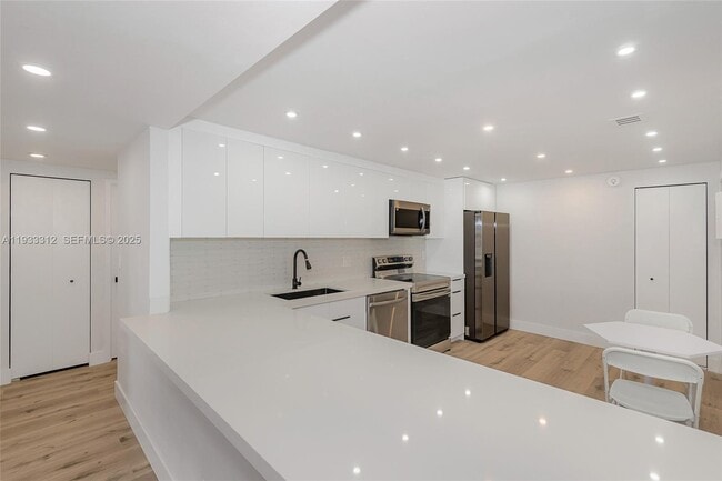 Building Photo - 2500 Parkview Dr