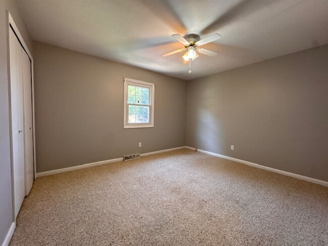 Building Photo - 552 N Country Club Rd