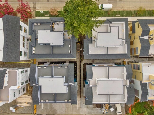 Building Photo - 3 year old Crown Hill townhome