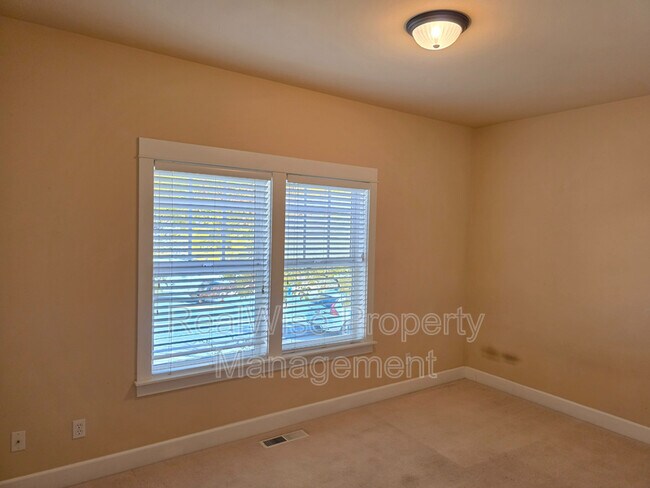 Building Photo - 2423 NW Awbrey Rd