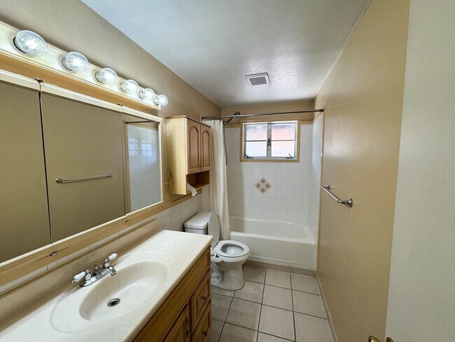 Building Photo - 5 weeks free! Beautiful 3-Bedroom Home in ...