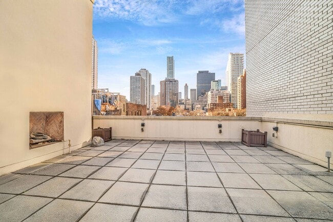 Building Photo - 230 E 63rd St
