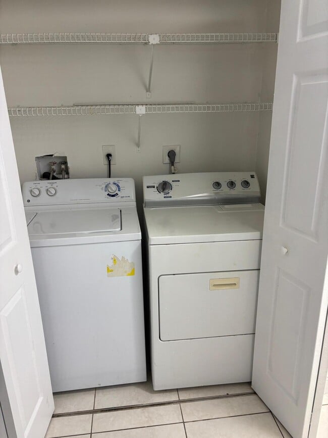 Building Photo - 811 Lyons Rd