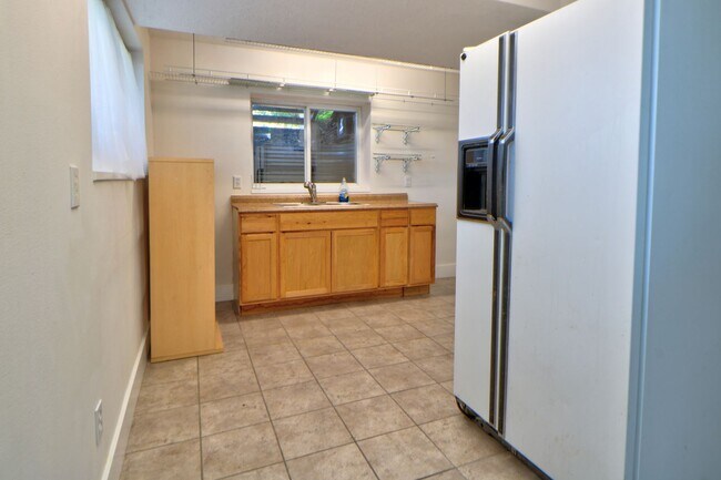 Building Photo - Basement Apartment Near Springville Canyon