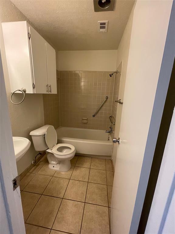 Building Photo - 2204 Berkett Dr