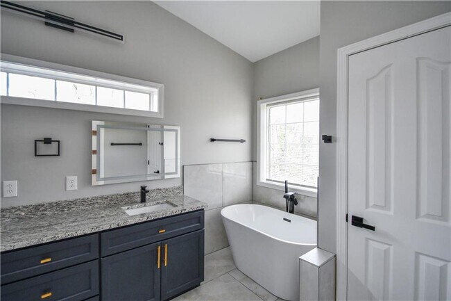 Building Photo - 3338 Sims St