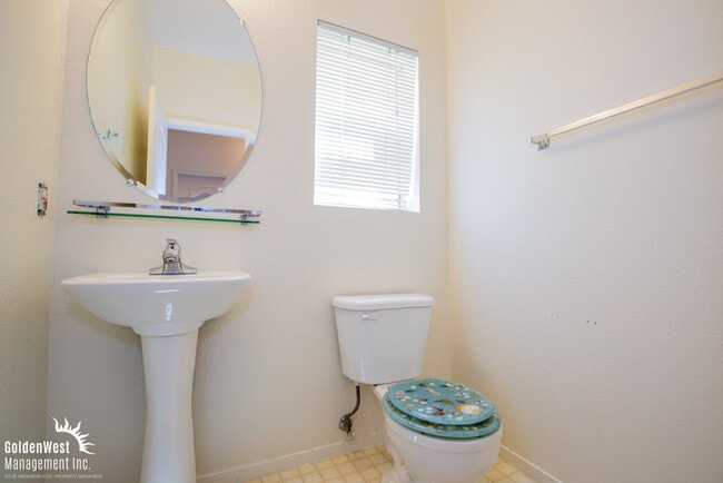 Building Photo - Beautiful Two-Story 3Bdm 2.5Ba Rowhome Nestled in Henderson!