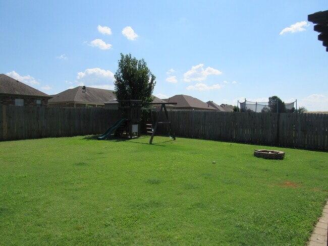 Building Photo - Contact Peggy 501 676 1758 Pets ok with approval