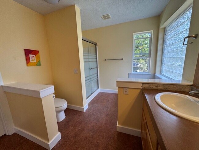 Building Photo - West Side Location