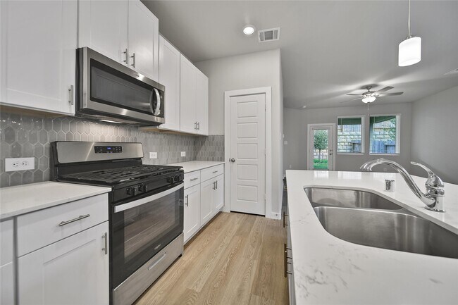 Building Photo - 6609 Lahna Oak Dr