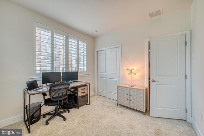 Building Photo - 1001 Lakeview Ct