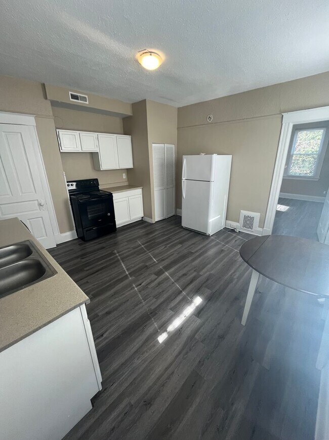 Building Photo - 235 Emming St