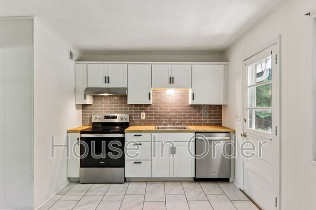 Building Photo - 325 Comet Dr