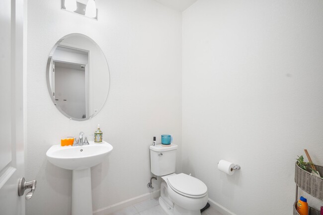 Building Photo - $3595.00 - Newer Large 3/2.5 Townhome in B...