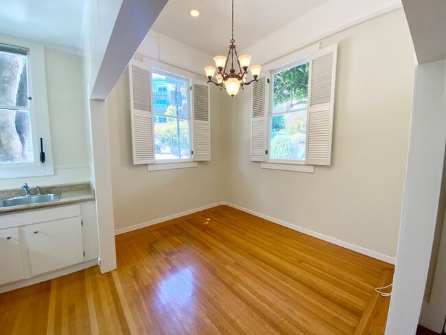 Building Photo - 1BR W/ Large Private Basement Space! HARDWOOD! LAUNDRY ON-SITE!