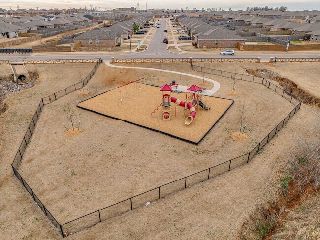 Building Photo - 4 Bedroom + Yukon Schools